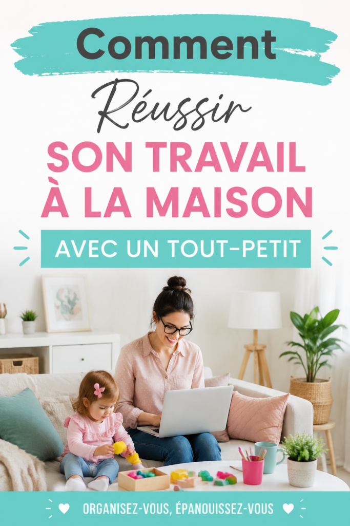 Une mère travaille à domicile avec son enfant jouant à côté d'elle.