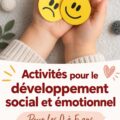 Un groupe d'enfants jouant à un jeu qui favorise l'empathie et la coopération.