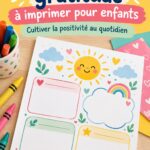Enfant souriant écrivant dans son journal de gratitude avec des couleurs vives.