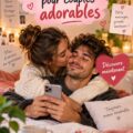 Une main tenant un smartphone avec des textos tendres affichés à l'écran.