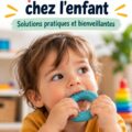 Un enfant curieux en train d'explorer un jouet à mâcher, illustrant les comportements de recherche orale.