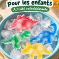 Des glaçons en forme de dinosaures dans un verre de limonade sur une table ensoleillée.