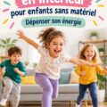 Enfants jouant à des jeux dynamiques à l'intérieur, sans matériel
