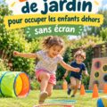 Jeunes enfants jouant dans un jardin avec des jeux d'extérieur