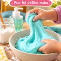 Pâte tactile maison colorée étalée sur une table, idéale pour jouer avec les enfants.