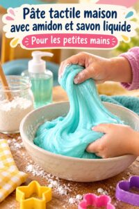 Pâte tactile maison colorée étalée sur une table, idéale pour jouer avec les enfants.